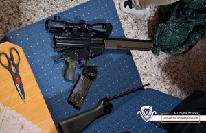 Oroklini'deki büyükanne evinde G3 tüfeği ve Kalaşnikof tarzı silah bulundu, polis 38 yaşındaki şahsı arıyor