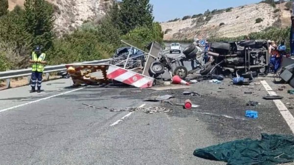 Limasol-Paphos Otoyolu Paramali Yakınında Kapandı: İş Aracına Çarpma