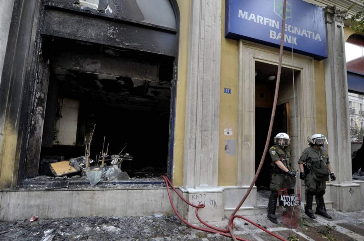 Yunanistan'da 2010'daki ölümcül protesto saldırısıyla ilgili iki kişi tutuklandı