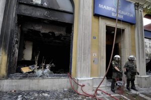 Yunanistan'da 2010'daki ölümcül protesto saldırısıyla ilgili iki kişi tutuklandı