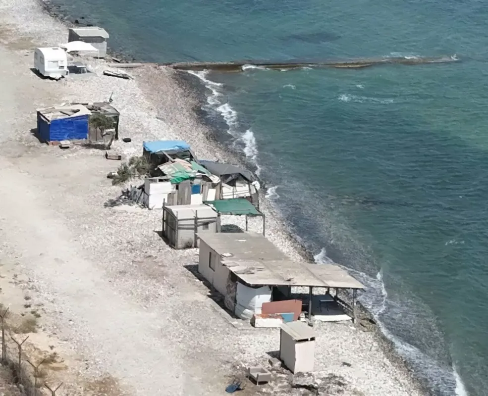 Bakan Müdahale Etti: Larnaka Halk Plajı'ndaki Yasadışı Karavan İşgali Temizleniyor