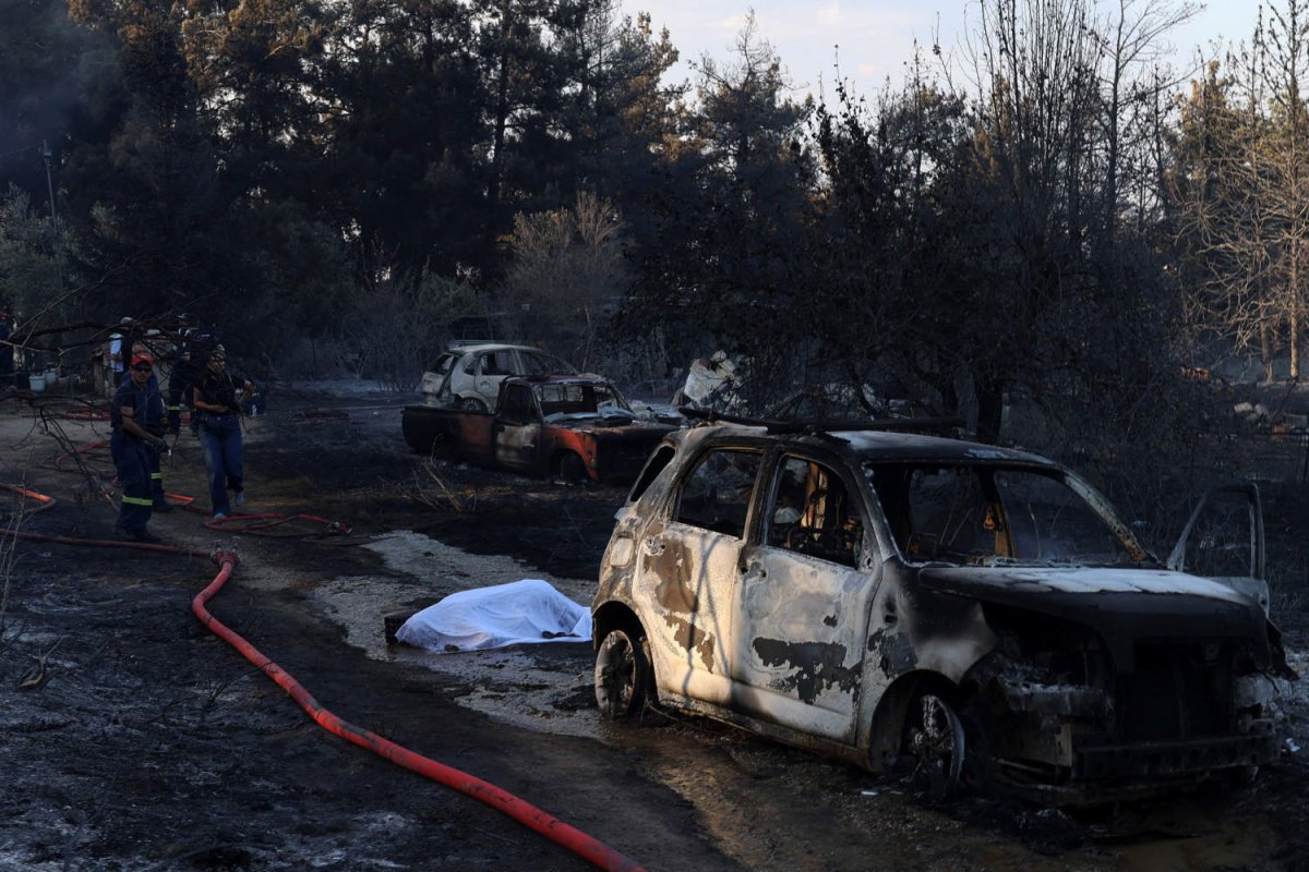 Kuzey Yunanistan'da orman yangını bir evi kül etti, iki kişi hayatını kaybetti