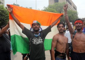 Hindistan, Öğrenci Protestoculara AK-47 Ateşleyen Polisi Açığa Aldı