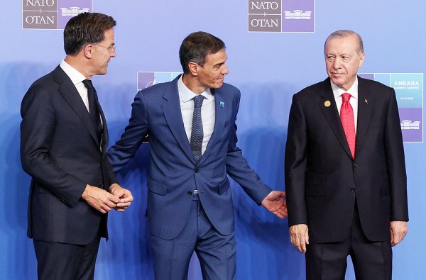 Trump, NATO Zirvesi'nde İspanya'ya Ticari Yaptırım ve Grönland Talebiyle Ortalığı Karıştırdı