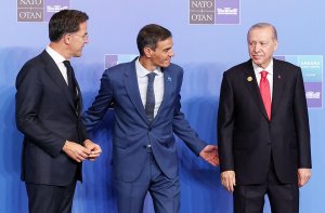 Trump, NATO Zirvesi'nde İspanya'ya Ticari Yaptırım ve Grönland Talebiyle Ortalığı Karıştırdı