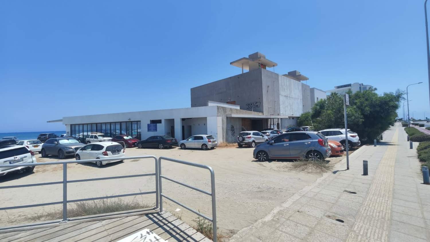 Terk edilmiş bina ve yasadışı park eden araçlar