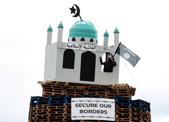 Kuzey İrlanda'da Cami Maketi Bonfire'da Yakıldı, Hükümet ve Siyasetçiler Kınadı