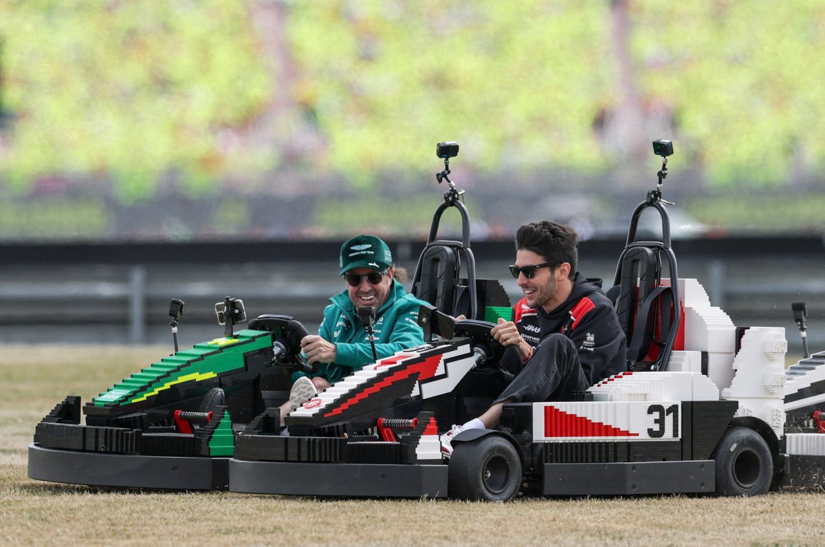 F1 Pilotları İngiltere GP'sinde Lego Kaosuyla Eğlendirdi
