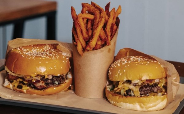 Limasol'un En İyi Burger Mekanlarından Biri: Feedos