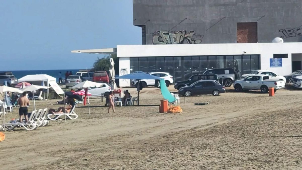 Vandallar Mackenzie Plajı'nda Zincirleri Kesip Araçlarını Su Kenarına Park Ediyor