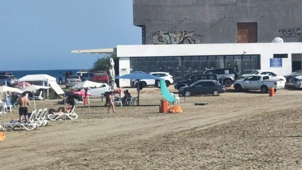 Vandallar Mackenzie Plajı'nda Zincirleri Kesip Araçlarını Su Kenarına Park Ediyor