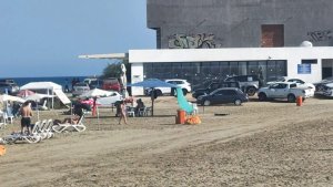 Vandallar Mackenzie Plajı'nda Zincirleri Kesip Araçlarını Su Kenarına Park Ediyor
