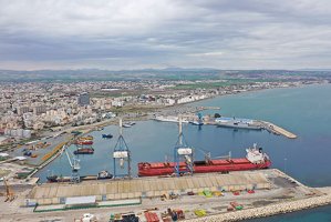 Larnaka Limanı'nda Toz ve Terk Edilmiş Binalar Sakinlerin En Büyük Sorunu