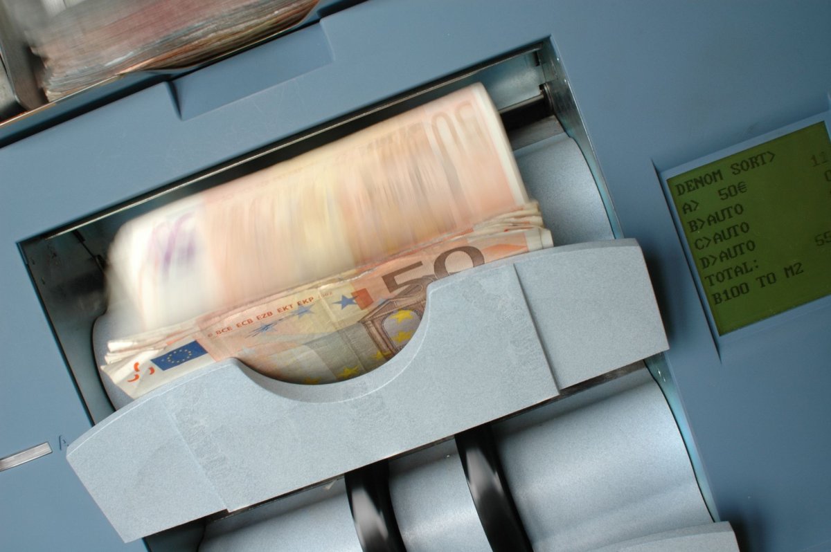 Kıbrıslılar 2,6 Milyar Euro Çekti: ATM Ağı Küçülmeye Devam Ediyor