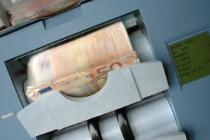Kıbrıslılar 2,6 Milyar Euro Çekti: ATM Ağı Küçülmeye Devam Ediyor