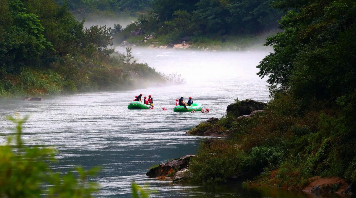 Güney Kore'de Sisli Naerin Çayı'nda Rafting Keyfi
