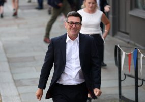 Andy Burnham, Siyasi Geleceğini İngiltere'nin Merkeziyetçi Yapısını Değiştirmeye Bağlıyor