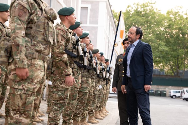Cumhurbaşkanı Hristodulidis, Bastille Günü geçit töreni öncesinde Kıbrıs-Fransa savunma bağlarını övdü