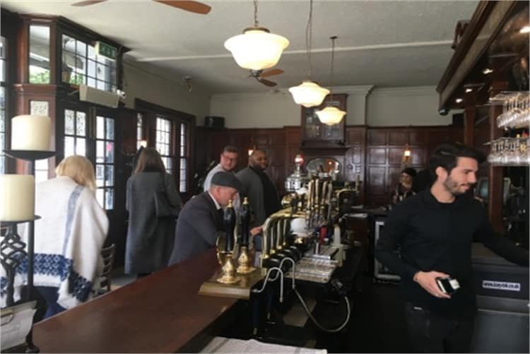 İngiltere Başbakanı Burnham'dan Pub, Kulüp ve Müzik Mekanlarına Vergi İndirimi