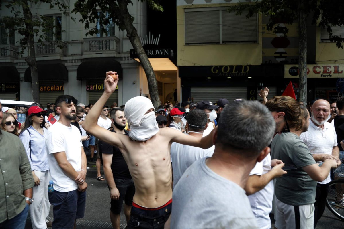 Arnavutluk'ta Kushner Tatil Köyü Protestolarında Polisle Çatışma