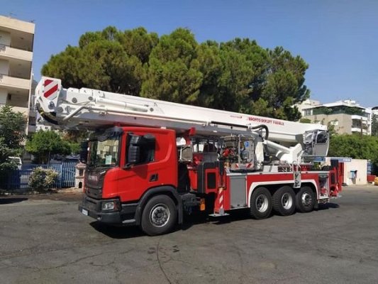 Paphos Belediyesi Acil Ağaç Budaması Sonrası Kaldırımları Temizledi