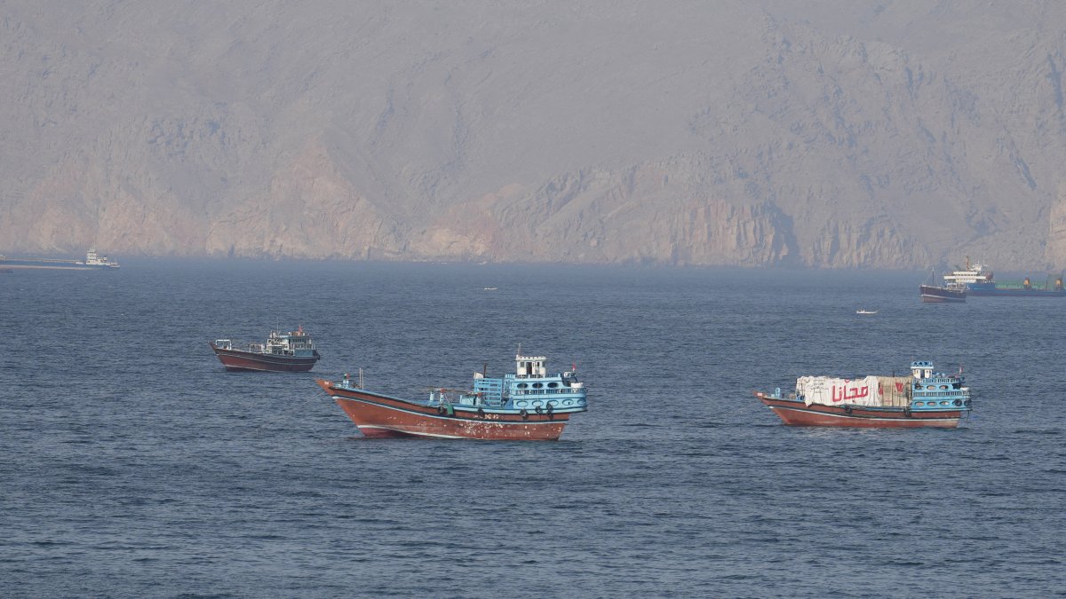 İran Devrim Muhafızları, Hürmüz Boğazı'nda Ticari Gemilere Füze Fırlattı: Axios Raporu