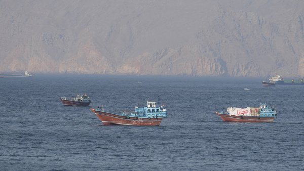 İran Devrim Muhafızları, Hürmüz Boğazı'nda Ticari Gemilere Füze Fırlattı: Axios Raporu