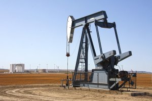 Düşük Stoklar ve Artan Jeopolitik Riskler Petrol Fiyatlarını Yüksek Tutuyor