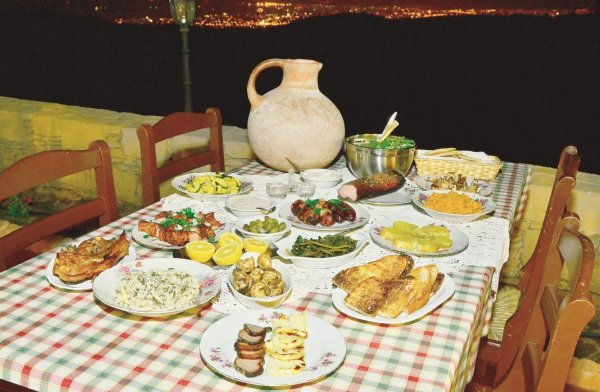 Avlularda Yaz Akşamları: Kıbrıs Mezeleriyle Keyifli Duraklar