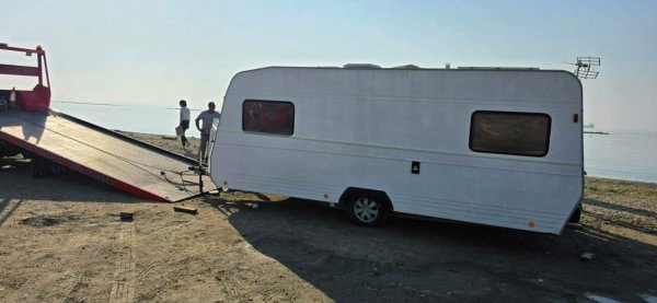 Polis Destekli Operasyonla Larnaka Sahilindeki Karavanlar Kaldırıldı