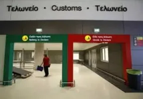 Gümrük, Larnaka Havalimanı'nda 46.000 Euro Değerinde Beyan Edilmemiş Lüks Eşyaya El Koydu