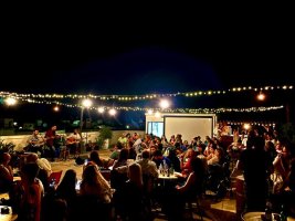 Larnaka'da Çatı Katında Canlı Müzik ve Komedi Gecesi