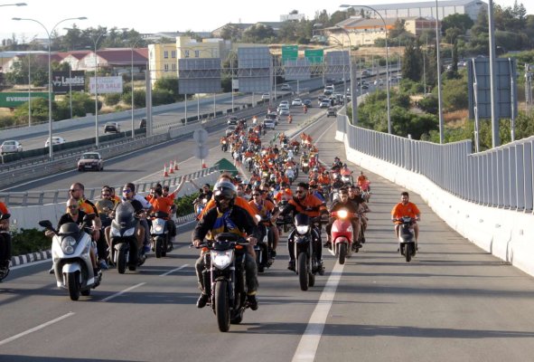Apoel taraftarlarının konvoyu Lefkoşa'da trafiği felç etti