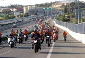 Apoel taraftarlarının konvoyu Lefkoşa'da trafiği felç etti
