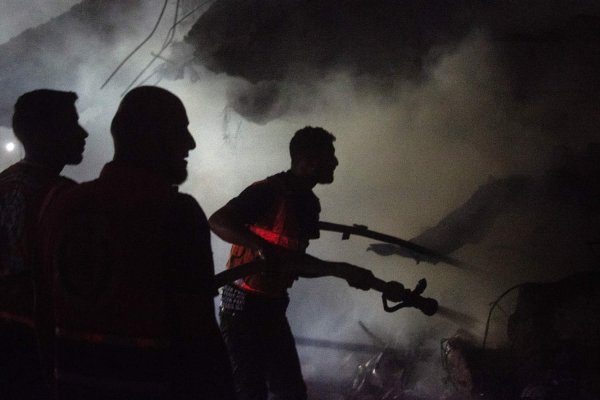 Filistinli İtfaiyeciler Gazze'deki İsrail Saldırısının Ardından Yangınla Mücadele Ediyor
