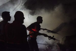 Filistinli İtfaiyeciler Gazze'deki İsrail Saldırısının Ardından Yangınla Mücadele Ediyor