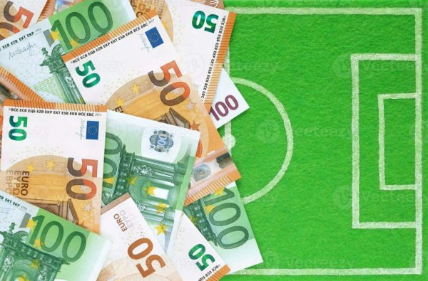 Güney Kıbrıs'taki Futbol Kulüpleri 1 Milyon Euro'luk Vergi Borcu Nedeniyle Hesaplarının Dondurulması Tehlikesiyle Karşı Karşıya