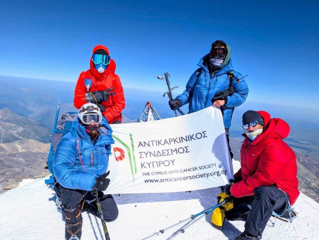 Dört Kıbrıslı, Elbrus Dağı'na Tırmanıyor ve Kanser Karşıtı Topluluğa Bayrak Açıyor