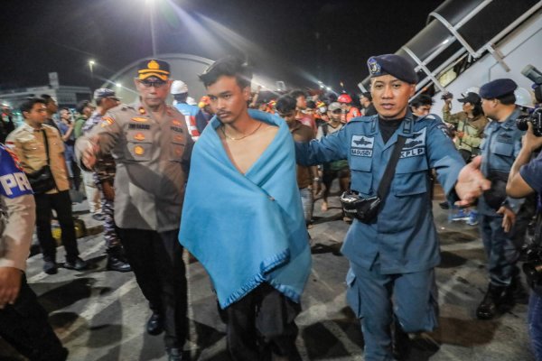 Endonezya'nın Madura Adası'nda Feribot Yangını: Kurtarma Ekipleri Kayıp 28 Kişiyi Arıyor