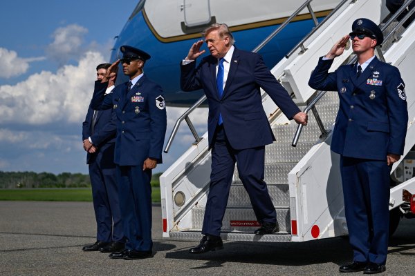 Trump, İran'a Yeni Saldırıyı Erteledi: Hızlı Bir Anlaşma Umudu
