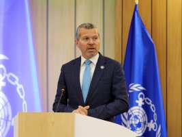 IMO'dan uyarı: Korsanlar 90'dan fazla denizciyi rehin tutuyor
