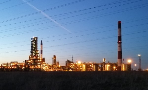 Ukrayna İHA Saldırısında Rusya'nın Yaroslavl Petrol Rafinerisi Alev Alev Yandı