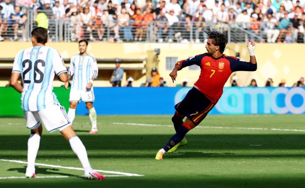 PSG, İspanya'nın Dünya Kupası'nu Kazanan Forvet Ferran Torres'i Barcelona'dan Transfer Etti