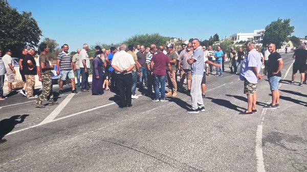 Baf'taki Üzüm Üreticileri Tazminat Sınırlamasını Protesto Etti