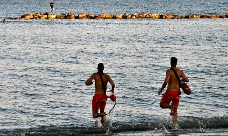 Limassol'da denizde zor duruma düşen yüzücü jet ski ile kurtarıldı