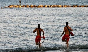 Limassol'da denizde zor duruma düşen yüzücü jet ski ile kurtarıldı