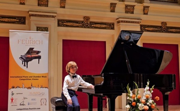 On Yaşındaki Kıbrıslı Piyanist Londra'da Grand Prix Ödülünün Sahibi Oldu