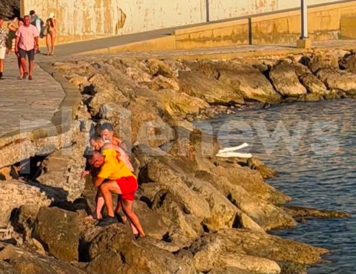 Paphos'ta İki E-Skuter Sürücüsü Deniz Kayalarına Çarptı