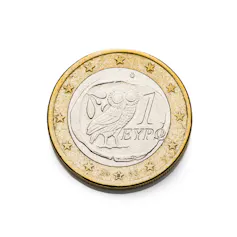 Antik baykuş sikkeden esinlenilmiş modern bir Yunan 1 euro sikkesinin yakın çekimi