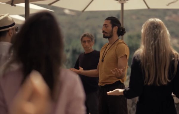 Kıbrıs'ta Yoga Ötesi: Pervolia'da Benzersiz Bir Uygulama Keşfetti